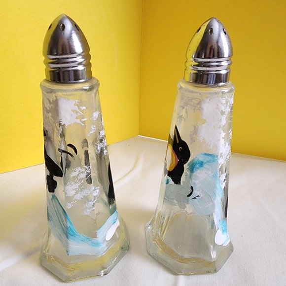 VINTAGE CLEAR GLASS SALT & PEPPER SHAKERS HAND PAINTED Penguin Design 🐧 Unused - Picture 6 of 13